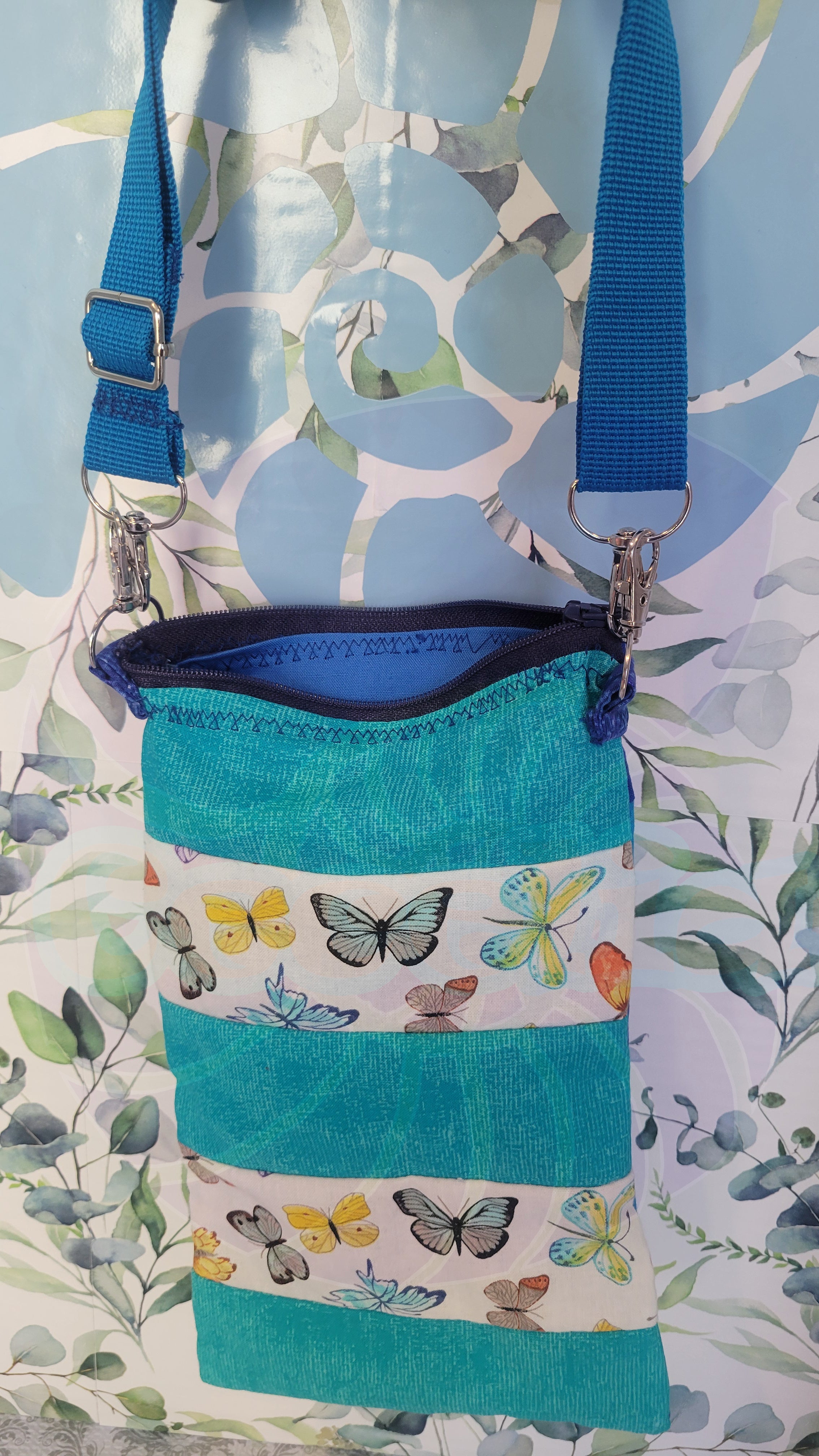 Various Butterflies behind a white background in a medium Size Katie Purse