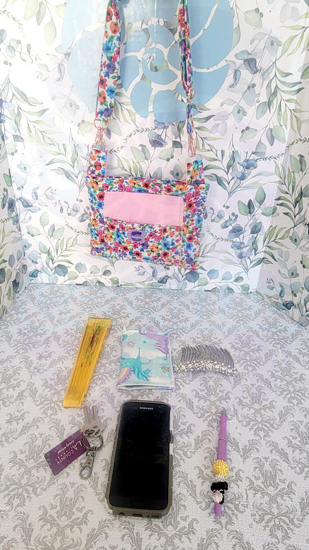 Watercolor Wild flowers in the Conchita purse with Pink Pockets