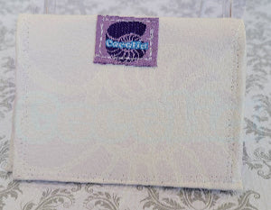 Small wallet in white with our logo Cecelia